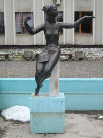 Пам’ятники Ужгорода: Дівчина з голубом