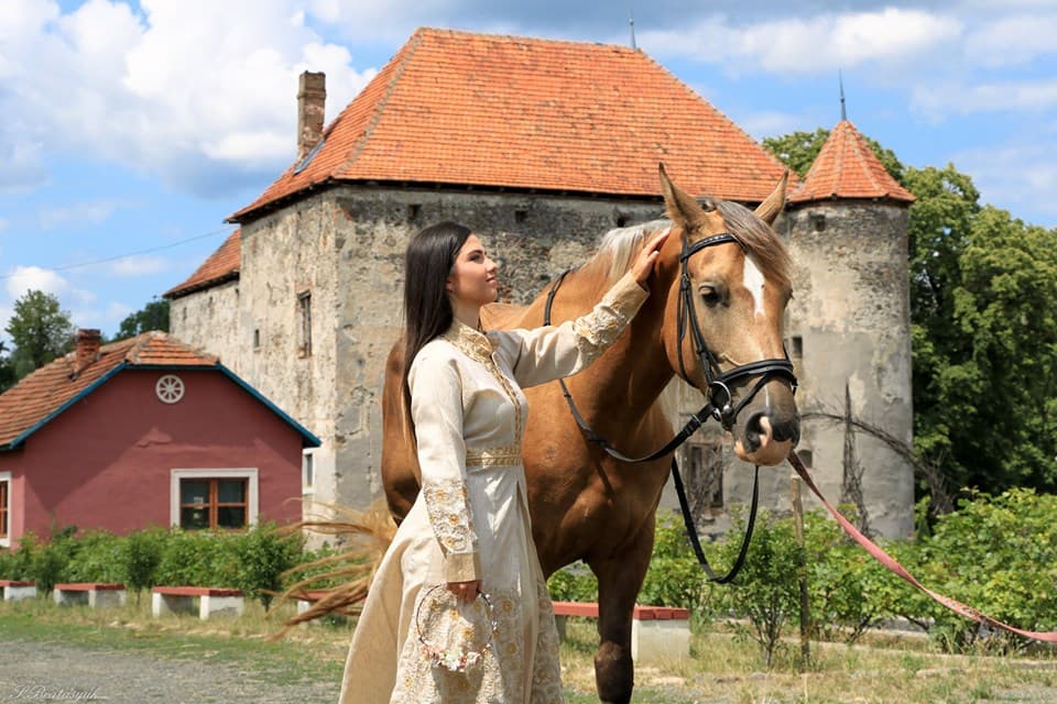 Розкішна фотосесія в замку Сент Міклош: романтична, весільна, сімейна