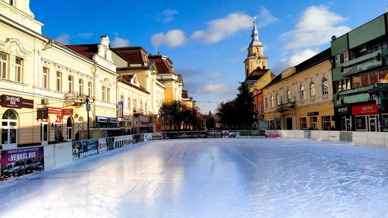 Зимовий відпочинок в Берегово - ковзанка Ice Land