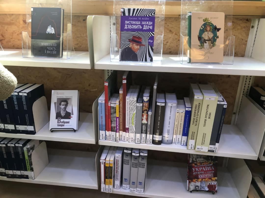 Українська книжкова поличка в Будапешті чекає читачів