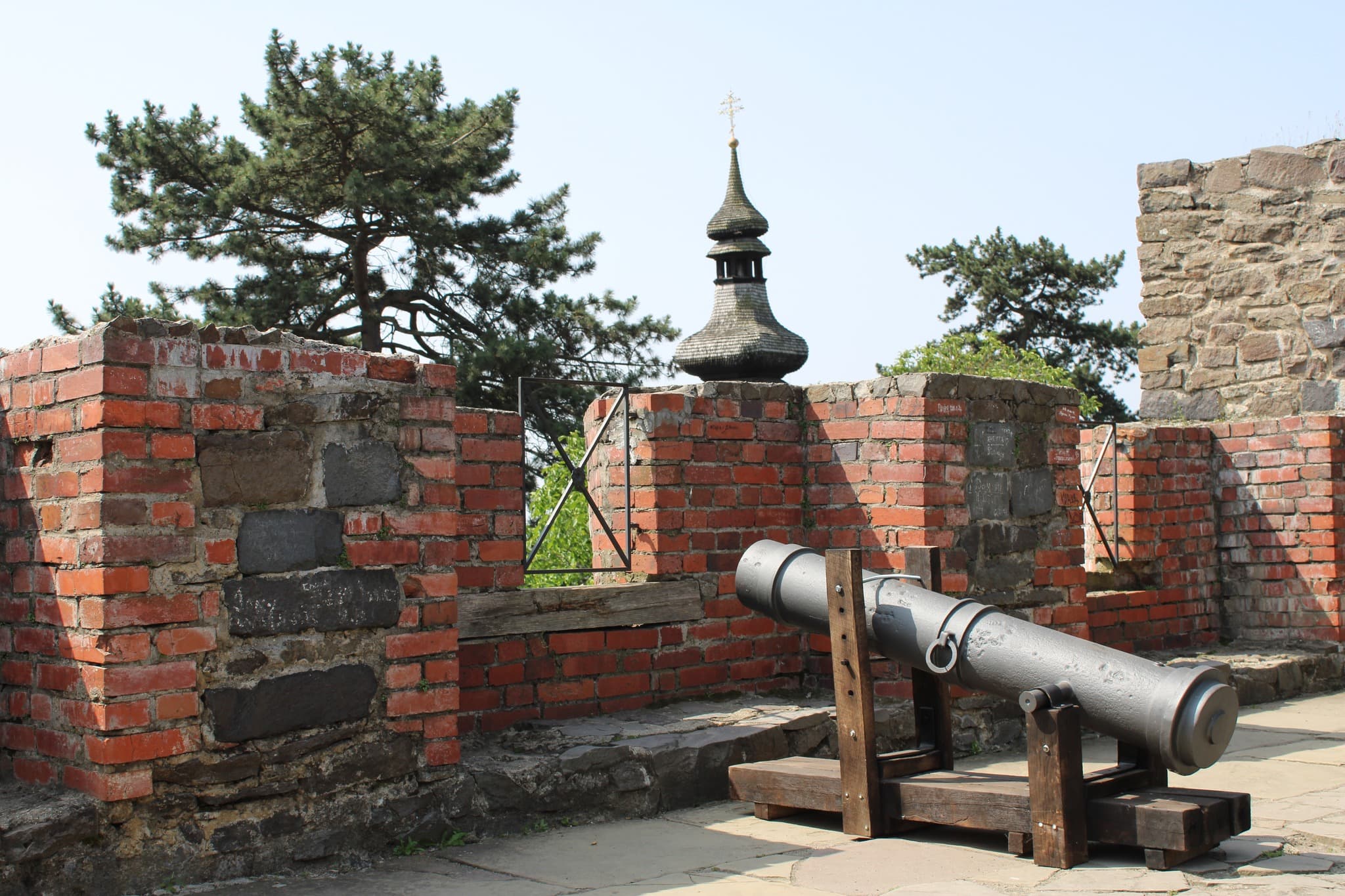 Нова фотозона в Ужгородському замку - середньовічна гармата