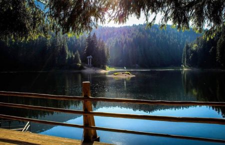 Шлях повз Тереблю, комунікабельний шофер, Тереблянське водосховище, підйом до озера, диво Синевиру, ще дерев
