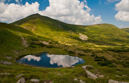 Легенда каже, якщо кинути в озеро Несамовите камінь, то з