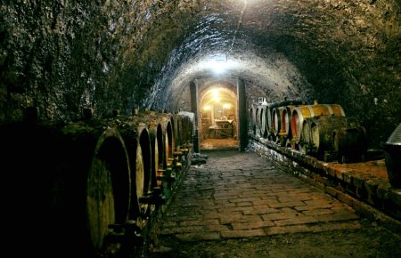 Дегустаційний підвал "Кельтський двір під Ловачкою", це старовинний підвал довжиною в 45 м. розташований у підніжжі г. Ловачка, що височіє над м. Мукачево.