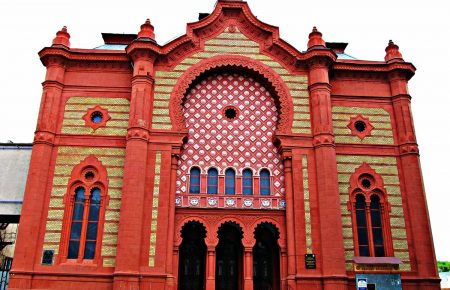 Дослідники кажуть - що ортодоксальна синагога євреїв ашкеназі в Ужгороді, це одна з найгарніших синагог Європи. 