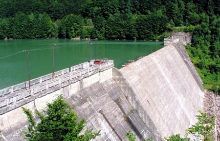 Найбільша в українських Карпатах Теребле-Ріцька ГЕС, використовує природні умови, гірські перепади двох річок для виробництва електроенергії.