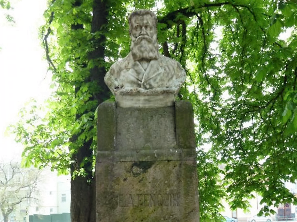 Пам’ятник в Ужгороді – Євгенію Фенцику
