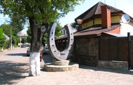 Подорожуючи цікавими місцями Ужанської долини, у місті Перечин, за 22 км від Ужгорода, зверніть увагу на найбільший в Україні пам’ятник Підкові.