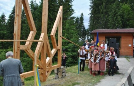 Найбільший тризуб України, виготовлений з дерева, на перетині двох областей, що є символом єдності та мужності українського народу.