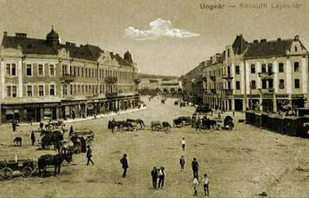 Архівне фото: Торгівля на площі Кошута (сьогодні Петефі) в Ужгороді