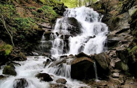Дізнайтесь, де знаходиться один з найгарніших водоспадів України, що каже стара легенда, де він знаходиться та хто найбільше любить водоспад Шипіт.