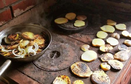 Одна з найулюбленіших страв закарпатської кухні, спечена по особливому картопля, або як кажуть на Закарпатті – баньки, на поверхні плити – шпорі, шпаргиті.