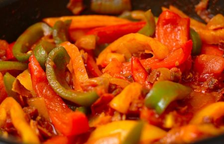 Лечо - блюдо угорської кухні, популярне в кулінарії Закарпаття, в основу рецепта лечо входить болгарський перець, помідори і цибуля.