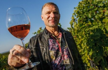 Відомий співак зайнявся виноробством в Закарпатті, і все в цьому році виготовив два види вина з урожаю закарпатських виноградників Шато Чизай, яке продаватиме під брендом “Країна мрій”.