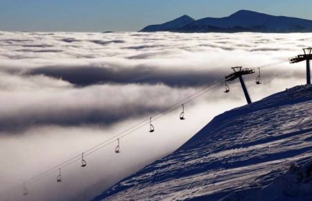 Драгобрат, це найвисокогірніший гірськолижний курорт України, улюблене місце катання на лижах, сноубордах, санках для любителів активного відпочинку в Карпатах.