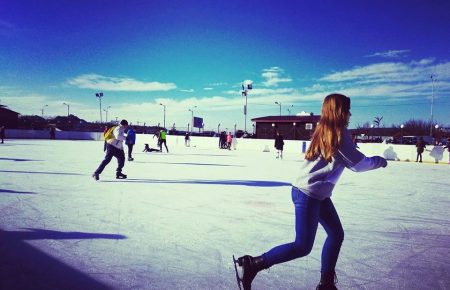 Зимовий відпочинок в Ужгороді на ковзанах на території ковзанки "Ice Land", це чудовий настрій та задоволення від катання під відкритим небом.