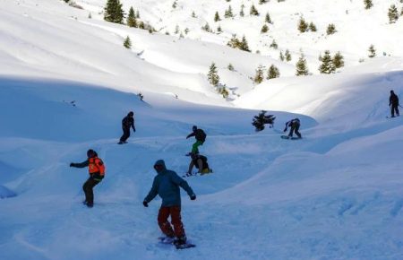 Пропонуємо Вашій увазі ТОП 10 гірськолижних курортів на території Закарпаття, як для професійних лижників так і для тих хто прагне навчитись кататись на лижах.