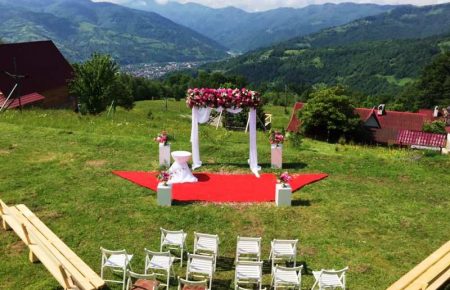 Офіційні та символічні церемонії, особливості вибору території, інструкція для тих, хто планує організувати собі весілля в Карпатах.