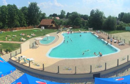 Як провести літній відпочинок в Ужгороді, шукаєте де можна засмагати кого басейну? Зверніть увагу на відкритий басейн спортивного комплексу "Zinedine" в селі Баранинці, за 3 км від міста.