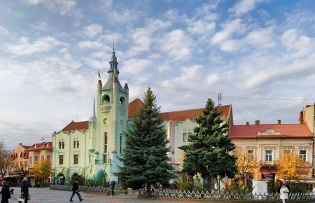 Школярів міста Мукачево запрошують на безкоштовні екскурсії по програмі "Знай рідне місто", яку започаткував trcrehcjdjl Максим Адаменко.