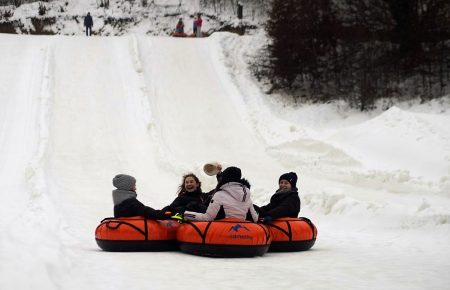 Ціни на катання в сезоні 2020 року, прокат спорядження, характеристика схилів, все для відпочинку та катання на лижах на території Тюбінгового парку Dream Park Поляна.