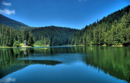 Національний природний парк «Синевир» має намір заборонити рух транспорту до озера Синевир у неділі і святкові дні, тобто в період, коли найбільший потік туристів. 
