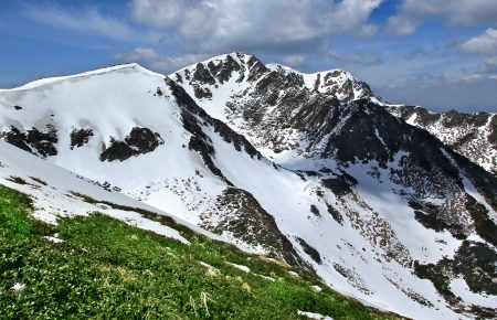 Якщо говорять про похід у гори, то одразу згадують Закарпаття та неймовірні краєвиди гірського масиву Мармароси, сьогодні ви можете побачити ту мить, коли зима ще не відходить, але весна вже прийшла.