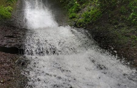 Водоспади в Карпатах завжди привертають увагу не лише гостей краю, але й місцевих жителів, їм сила, звук, краса викликає захоплення та задоволення, як і Вишоватський водоспад на Закарпатті.