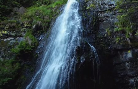 Ялинський водоспад знаходиться у гірському масиві Мармароси на Рахівщині, це один з найгарніших водоспадів Українських Карпат.