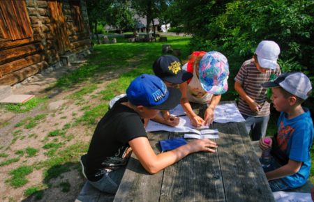 Літній відпочинок в Закарпатті з дітьми – це чудова можливість провести час на природі, насолоджуючись чистим повітрям, мальовничими краєвидами та цікавими заходами.