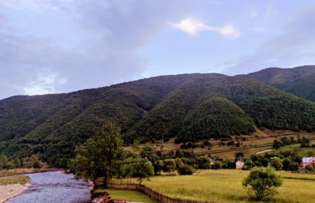 Куди впадають річки Закарпаття? Де знаходиться найдовша річка, в чому особливості гірських та низинних річок, які є легенди про річки?