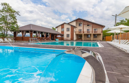 Оберіть відпочинок у Солотвино, в готелі Sofion Hotel & Resort, відкриті басейни, послуги проживання та харчування від 1 тис грн на 3-х осіб.