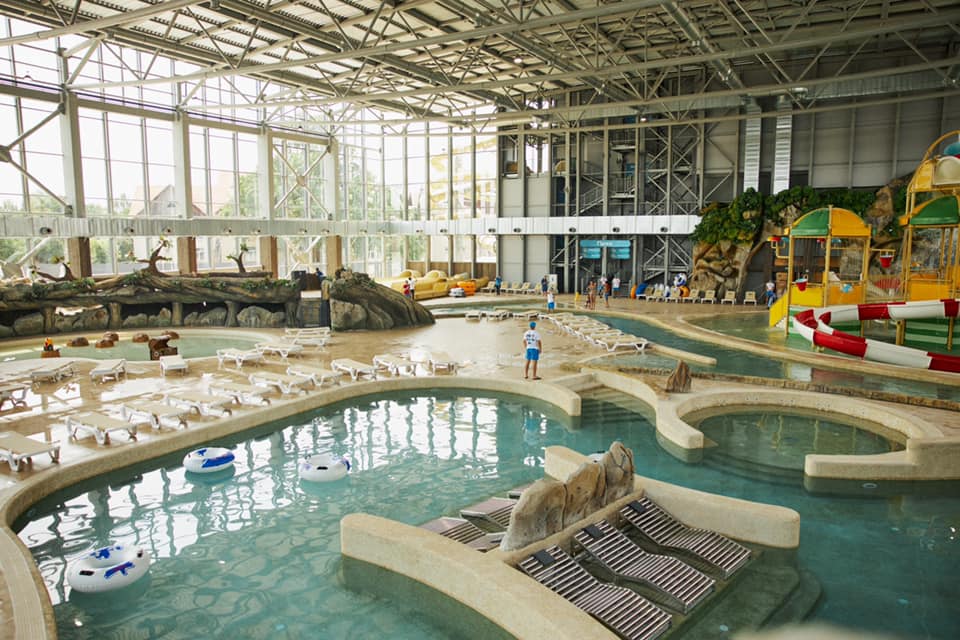 Аквапарк Карпатія Мукачево, найбільший критий аквапарк Закарпаття в місті Мукачево відновлює свою роботу та запрошує гостей відвідати водний комплекс.