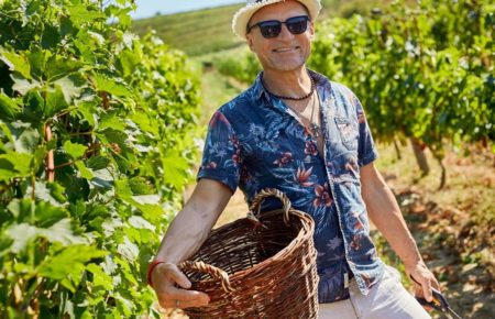Олег Скрипка запрошує на збір винограду, дегустацію вина під час винного туру "Країна мрій", у програмі термальні басейни, екскурсії та майстер-класи.