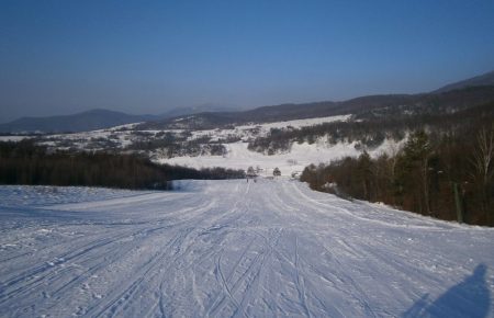 Катання на лижах - гірськолижний витяг Термачув, траса для любителів катання на санках та тюбах, а також тим, хто обрав Закарпаття, що б кататись на лижах.