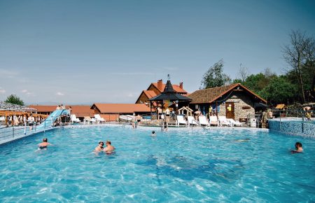Термальні води Велятино ціни - 2022, термальний комплекс "Теплі води", це популярне місце відпочинку з басейнами, ціни на купання від 200 грн з людини.