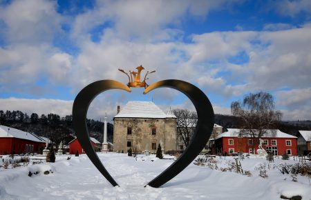 Про замок Святого Миколая у селі Чинадієво говорять, що це замок кохання, на День Валентина, це чудове місце для візиту, під час відпочинку в Закарпатті.