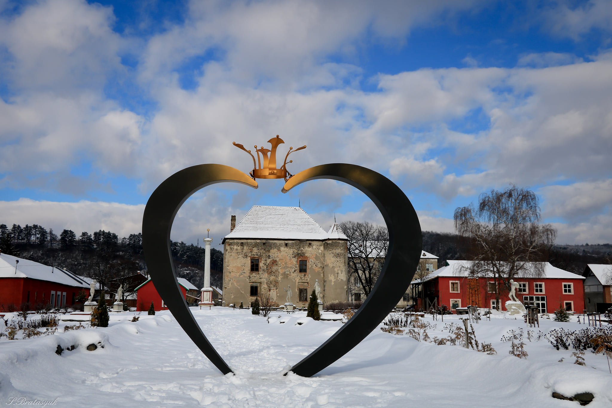 О замке Святого Николая в селе Чинадиево говорят, что это замок любви, на День Валентина, это прекрасное место для визита во время отдыха в Закарпатье.