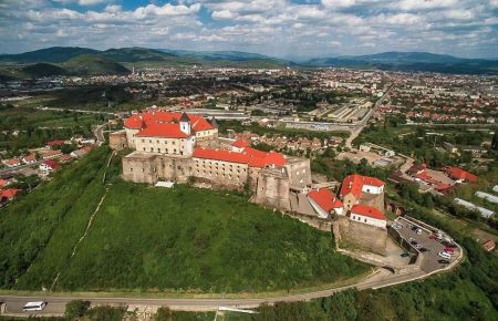 Замок Паланок відновлює роботу та очікує на відвідувачів, це один з найгарніших замків України, що вміщує понад 8 тисяч музейних експонатів.
