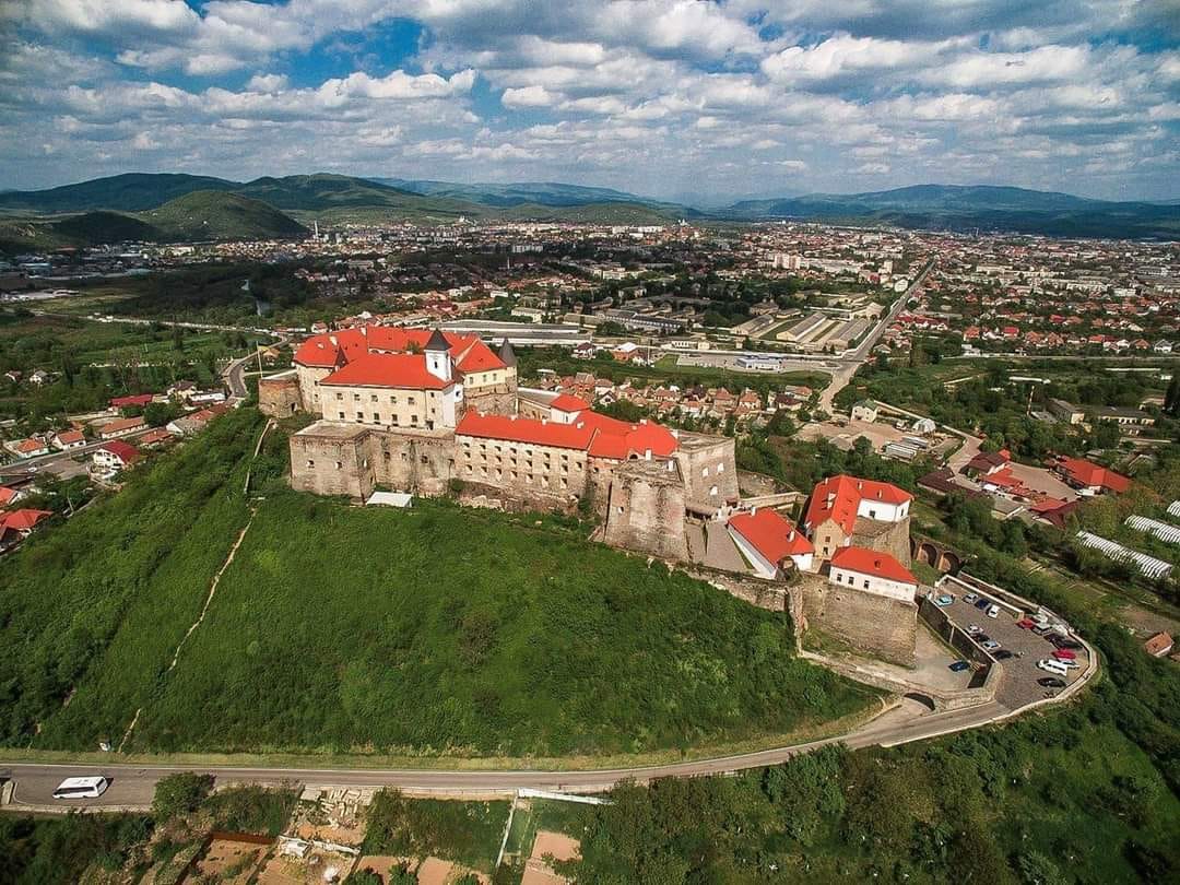 Замок Паланок відновлює роботу та очікує на відвідувачів, це один з найгарніших замків України, що вміщує понад 8 тисяч музейних експонатів.