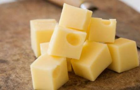 Сыр давно перестал быть экзотическим продуктом, покупатели запросто могут выбрать нужные сорта из огромного разнообразия видов и привнести в свой рацион новые вкусы.