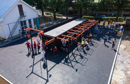 В Ужгороді відкрили новий громадський простір для відпочинку та оздоровлення – кросфіт-майданчик на ужгородському стадіоні "Авангард".