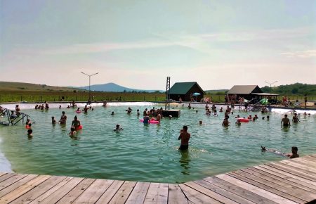 Басейни з солоною водою у селі Мідяниця, що мають позитивний вплив на оздоровлення організму та відновлення сил, відкриті басейни та водойми.