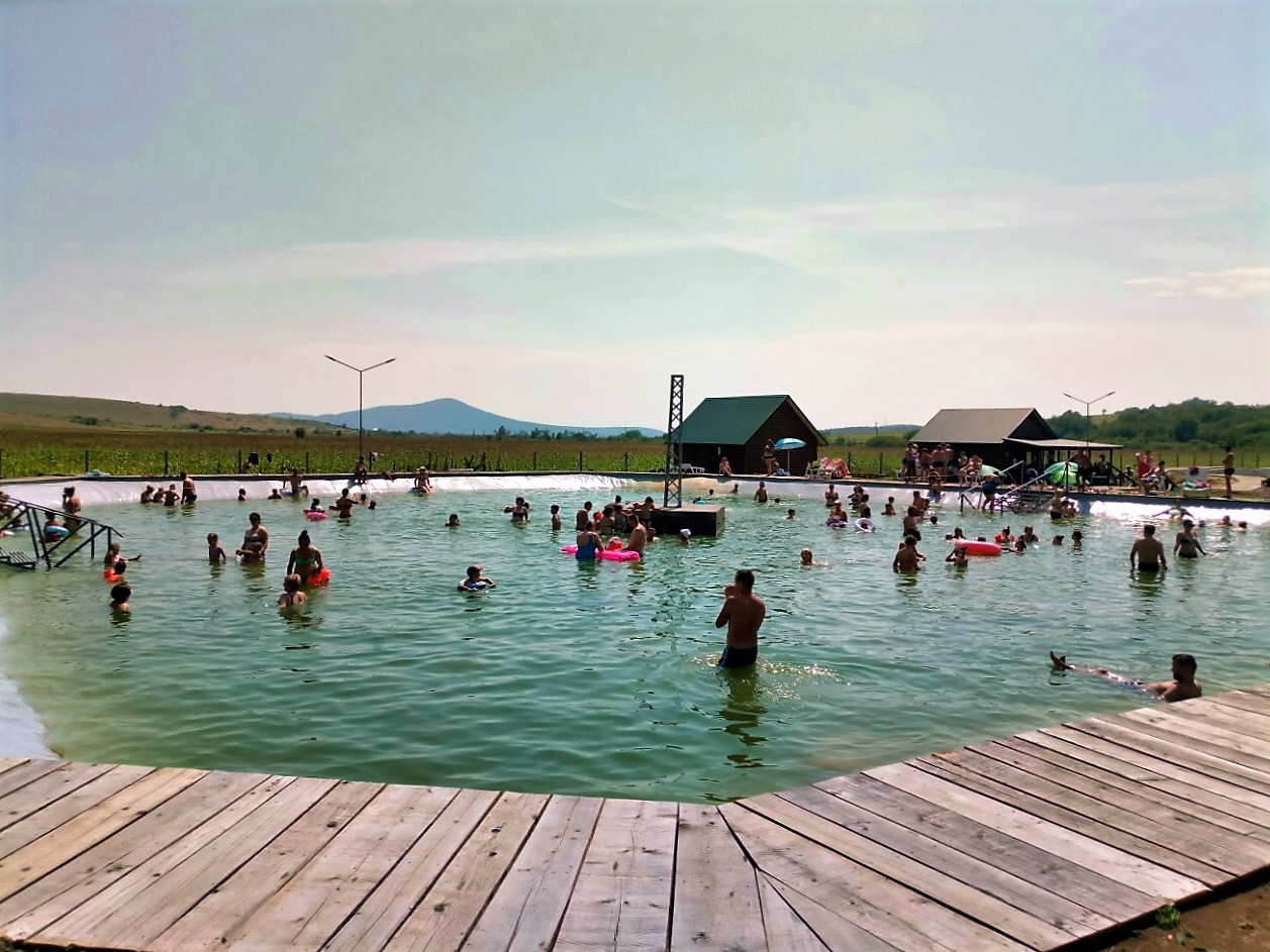 Басейни з солоною водою у селі Мідяниця, що мають позитивний вплив на оздоровлення організму та відновлення сил, відкриті басейни та водойми.
