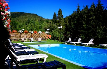 Готель з басейном в Карпатах, гарні краєвиди, чисте гірське повітря, високий сервіс у Гранд Готелі Пилипець.
