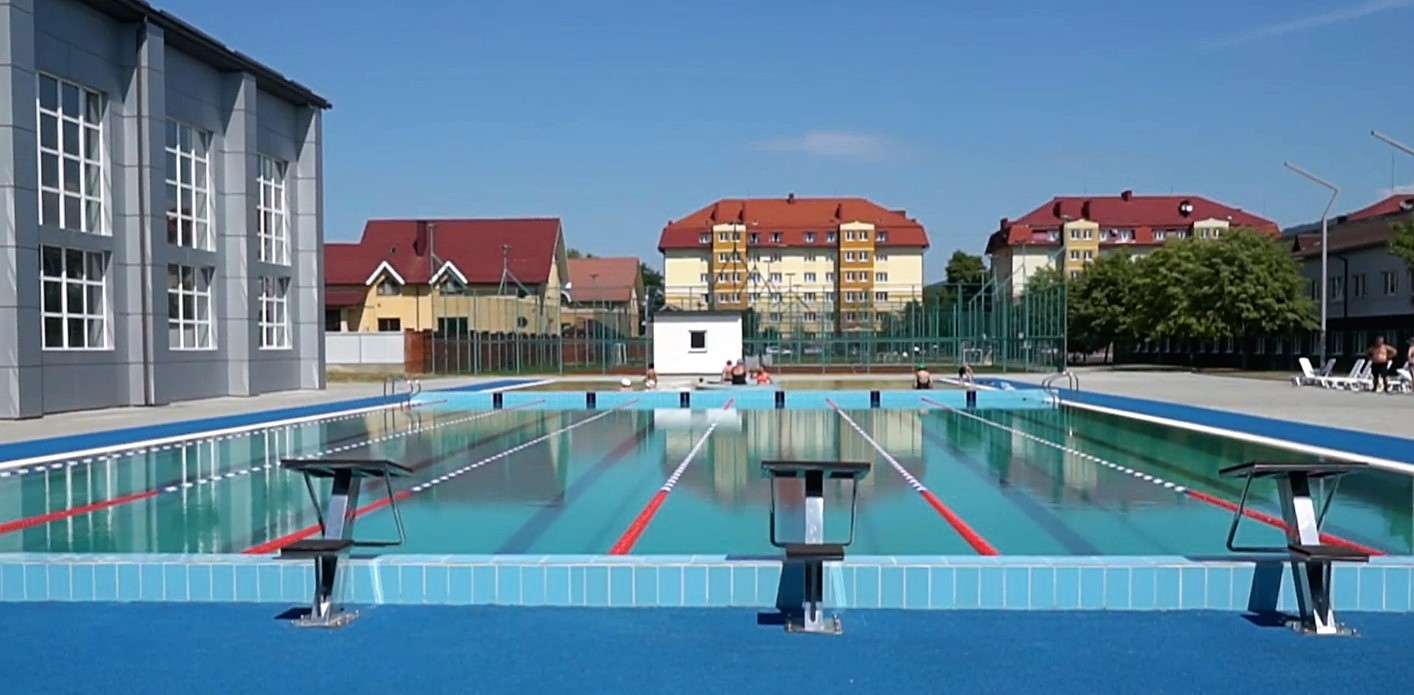 Мукачево – відпочинок на басейнах ДЮСШ, графік роботи, ціни 2022 року, басейни з прісною та термальною водою, для тренування, плавання та реабілітації. 