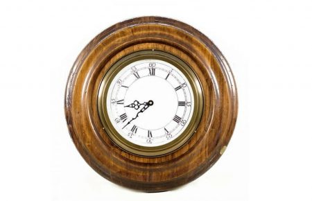 Часы – это незаменимая вещь для человека. Уже давно прошли те времена, когда для того, чтобы ориентироваться во времени, люди использовали солнце и другие естественные показатели.