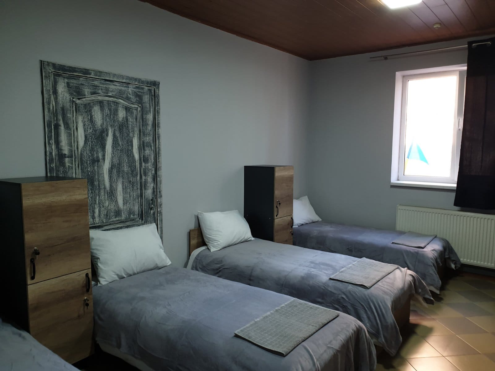 Хостел «Мандри» – проживання в центрі Ужгорода від 198 грн за добу, для гостей одноповерхові ліжка, безплатний Wi-Fi, кондиціонер, шафи.