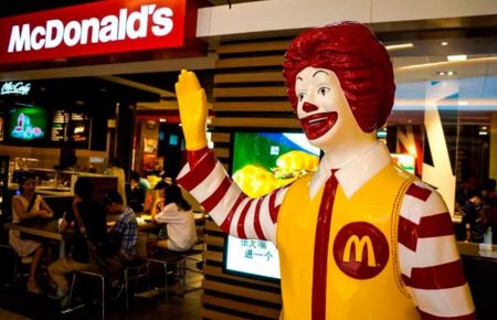 Компанія McDonald‘s відновлює роботу в Україні, повідомляється про часткове відновлення роботи мережі ресторанів.