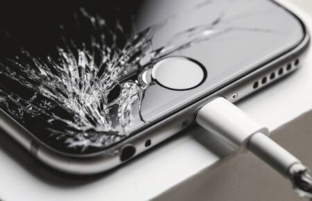Что можно сделать? Купить новый или же сделать ремонт iPhone, заменить стекло, дисплей, сенсор, аккумулятор получить другие услуги.